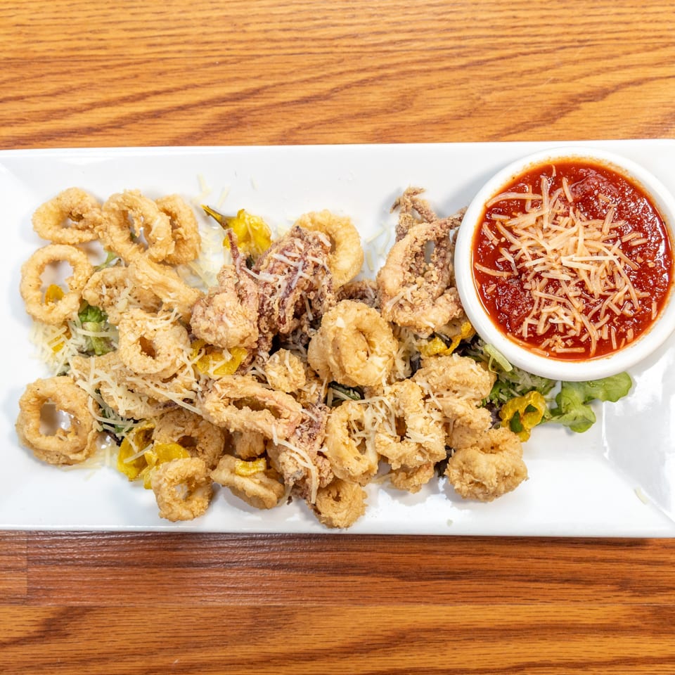 Crispy fried calamari rings and tentacles with shredded cheese, banana peppers, and marinara sauce.